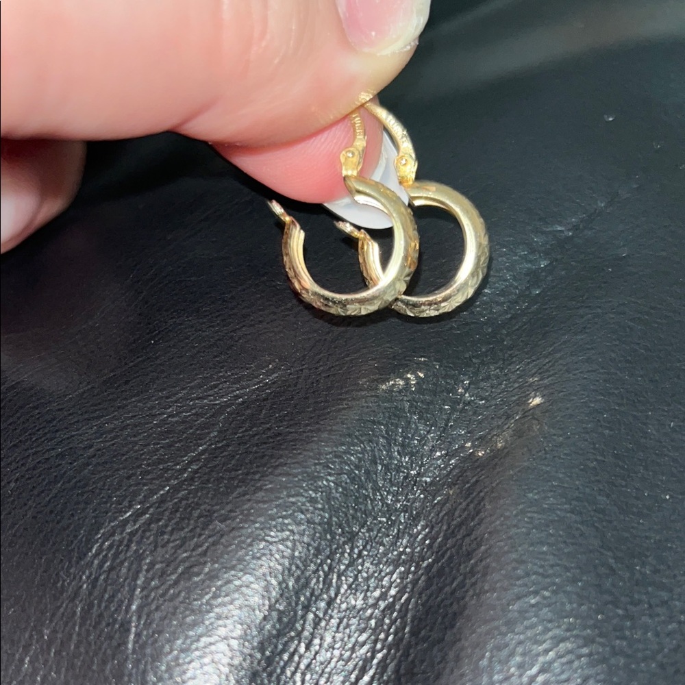 Elegant 14k Gold Small Hoop Earrings - Picture 6 of 7